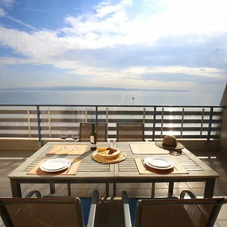 On The Beach, 2 Floors & Wide Terrace Apartment *